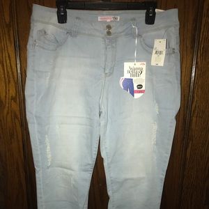 NWT YMI WannaBettaButt Size 17 cropped jeans